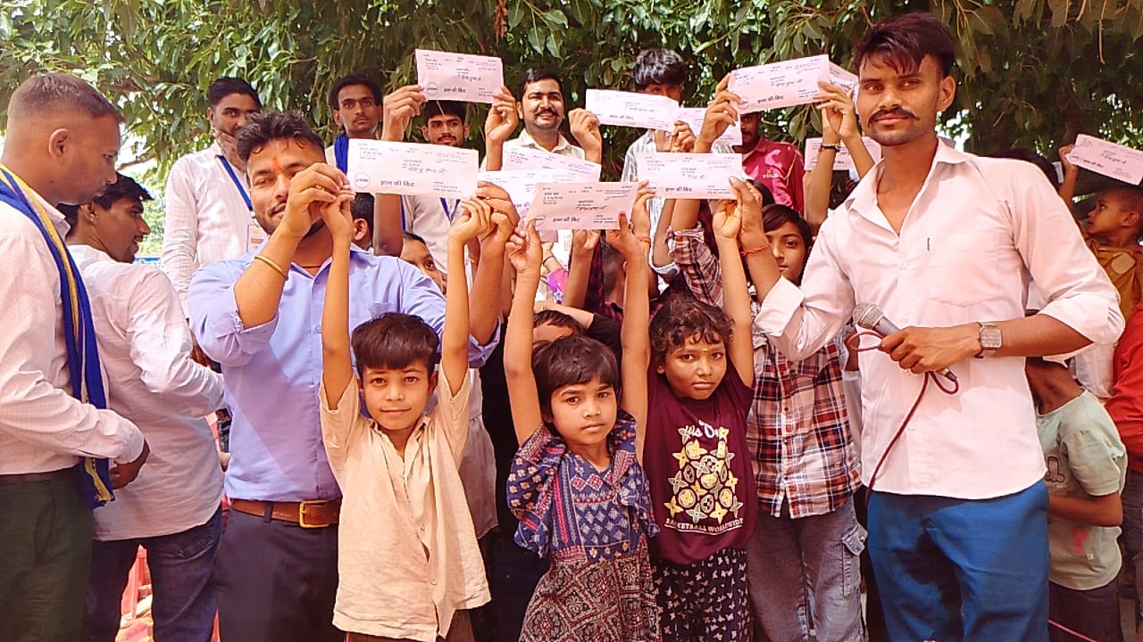 बच्चों को शिक्षा सामग्री वितरण करते हुए।