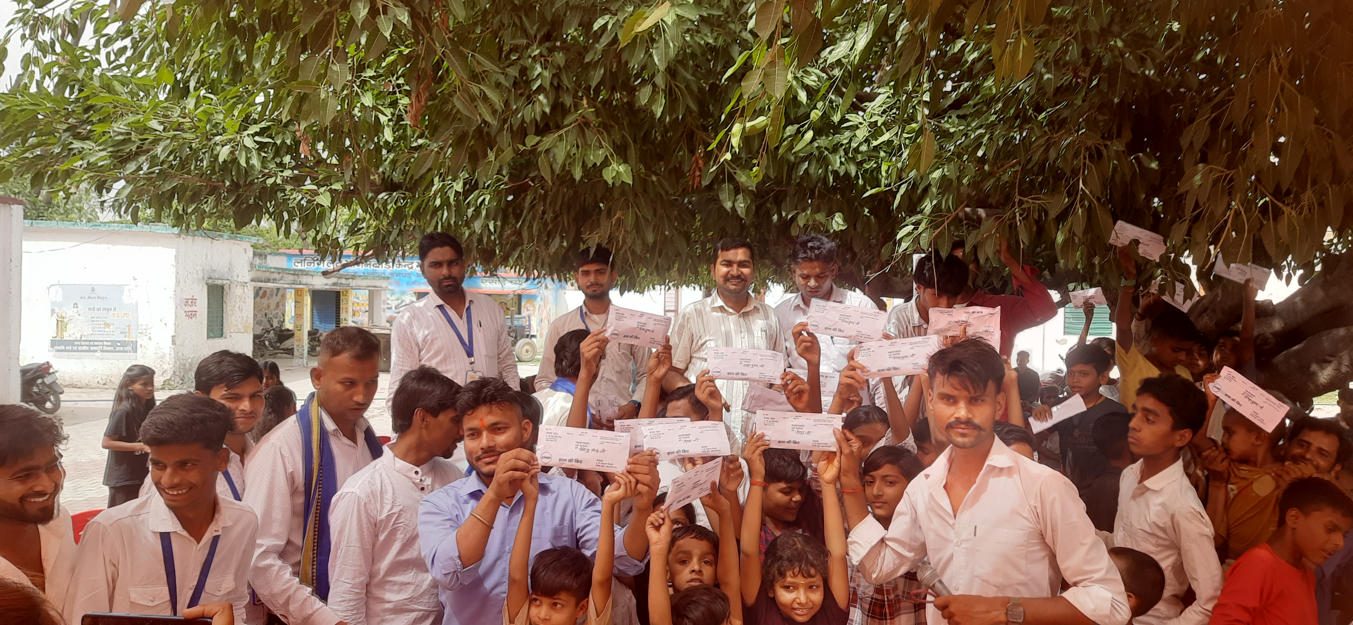 किसी भी निर्धन/असहाय परिवार के बच्चों की शिक्षा हेतु विभिन्न प्रकार से सहयोग करना