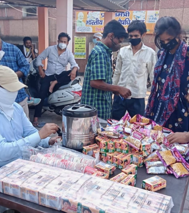 किसी भी निर्धन/असहाय परिवारों को  दैनिक जीवन यापन में काम आने वाली विभिन्न प्रकार की सामग्री के रूप में सहयोग करना